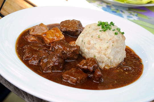 Eine Idee für Ihr Festessen – Gulasch aus der Putenoberkeule mit Semmelknödel!