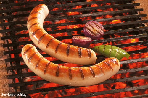 Geflügel-Rostbratwürstchen auf dem Grill.