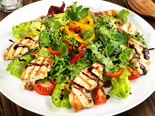 Sommersalat mit Putenbrust